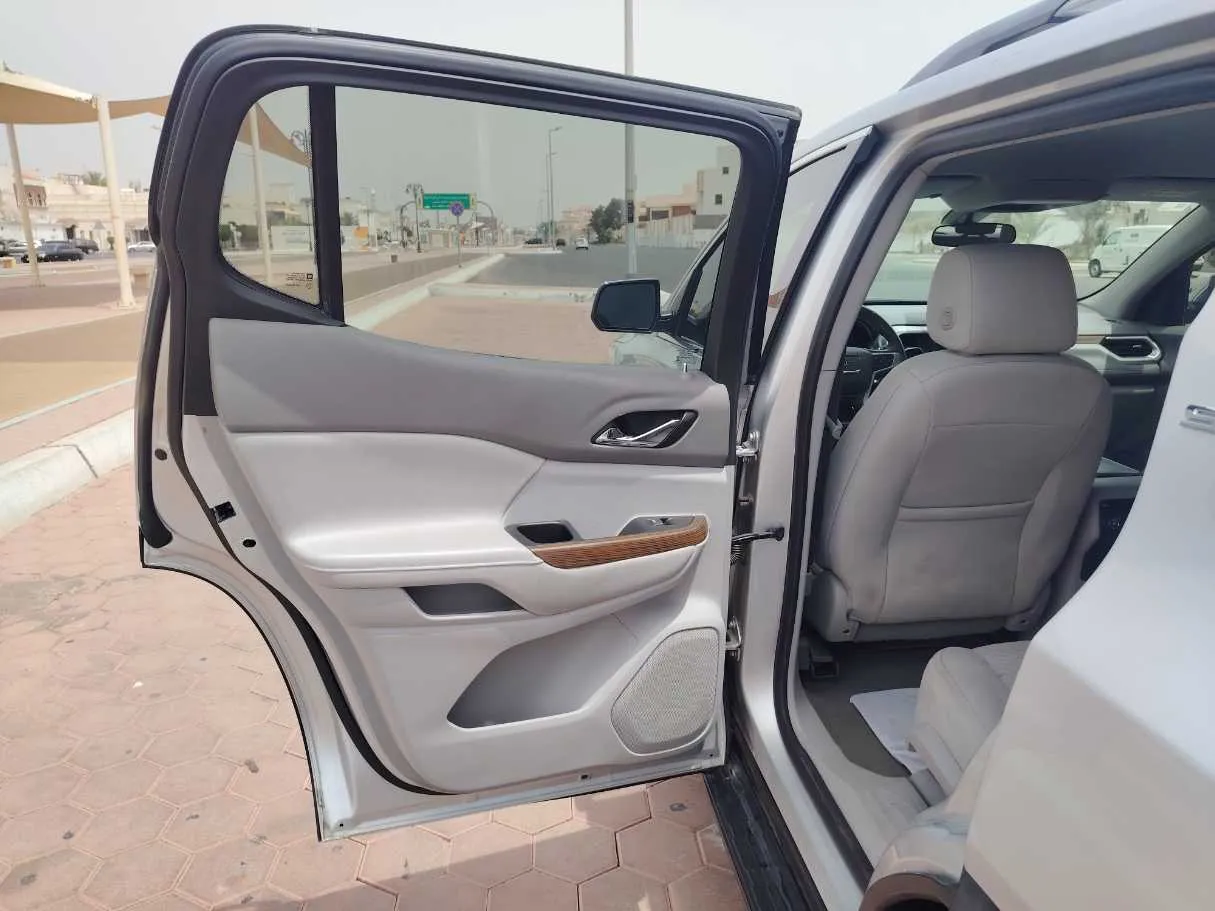 Car image 14