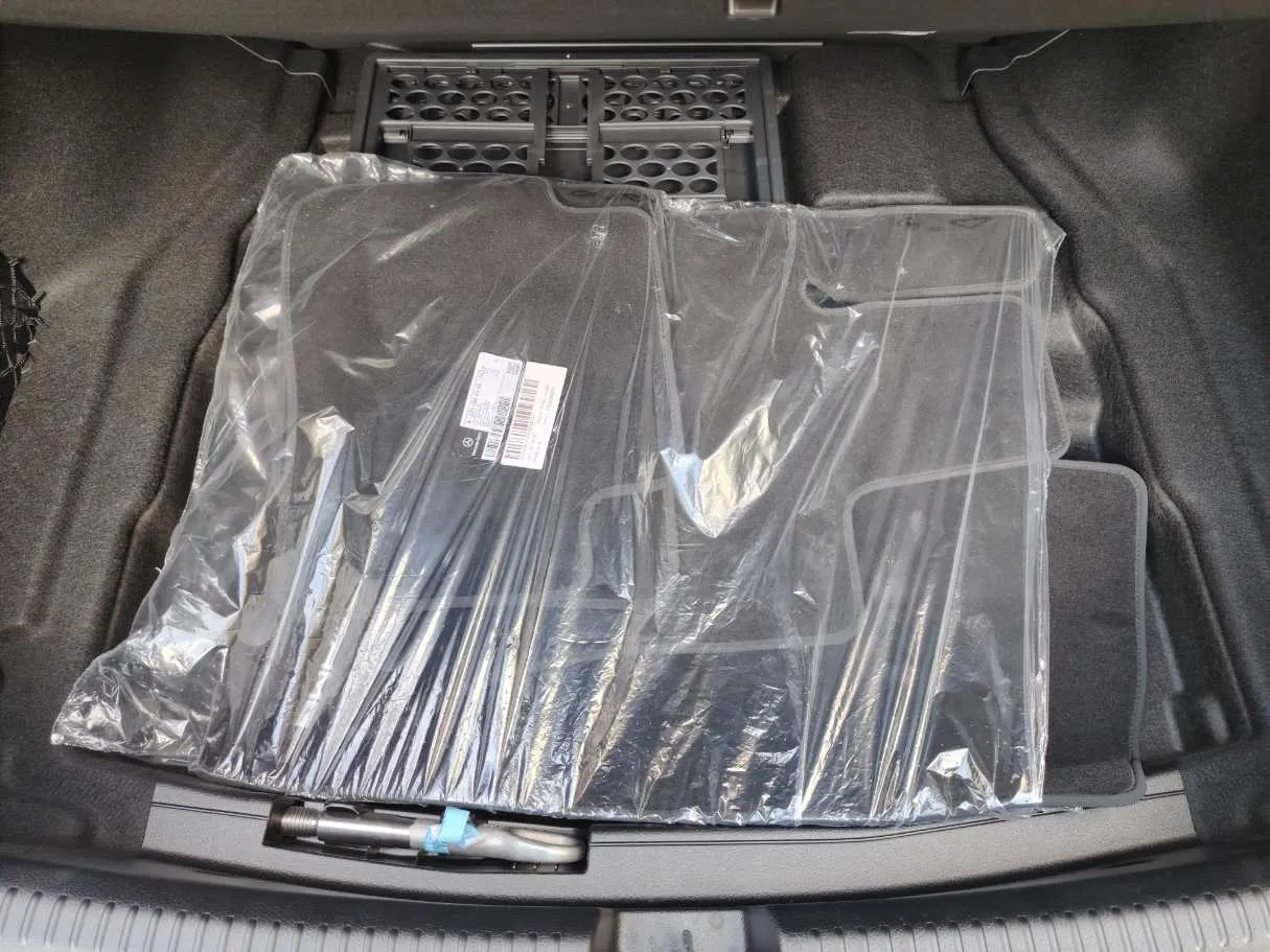 Car image 30