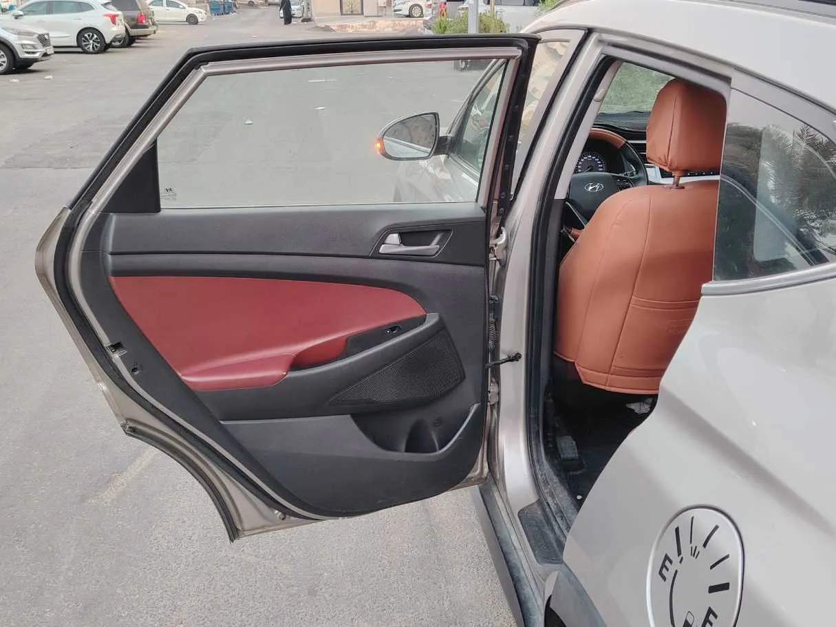Car image 13