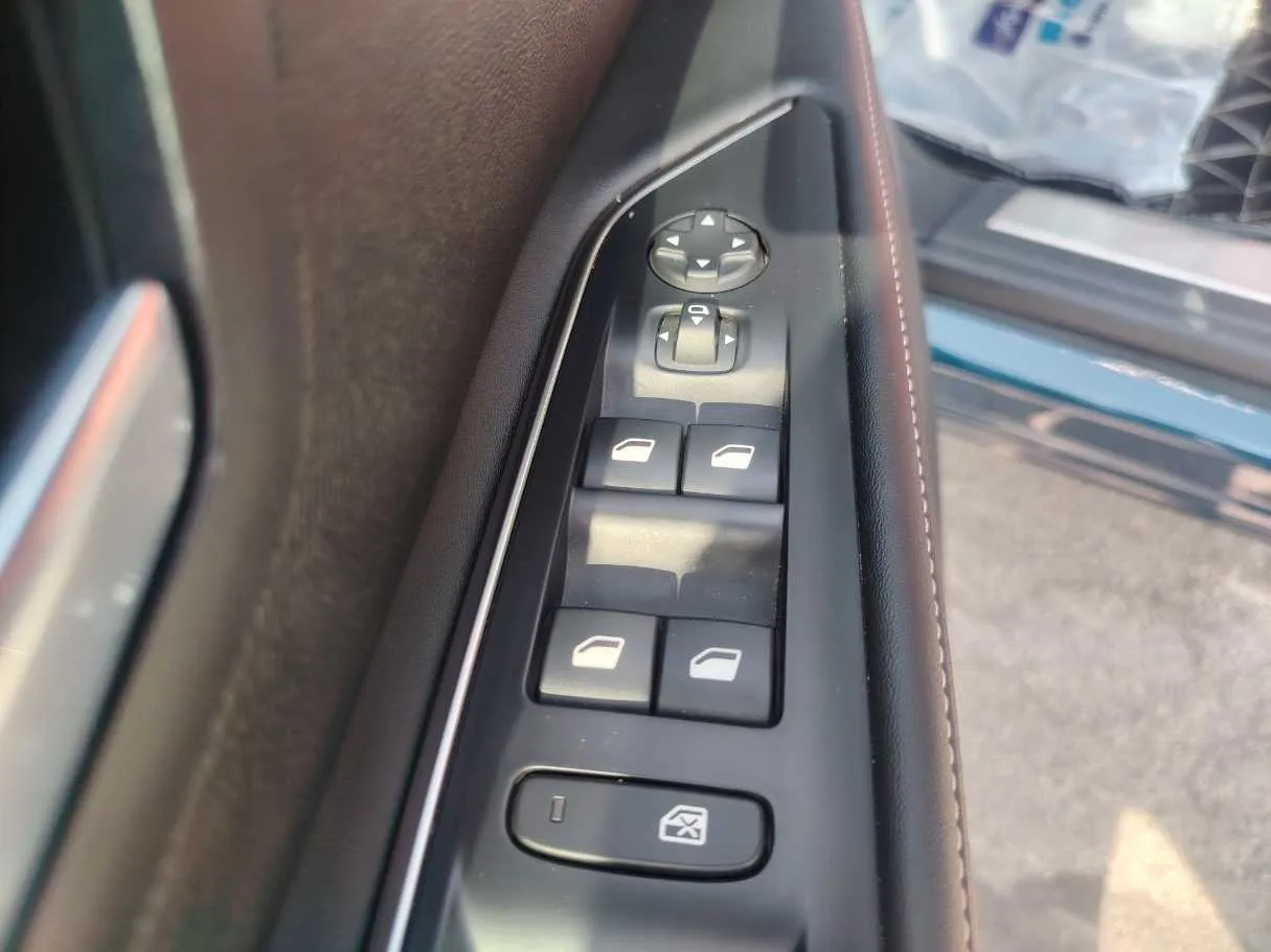 Car image 25