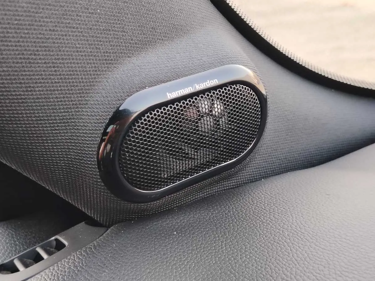 Car image 32