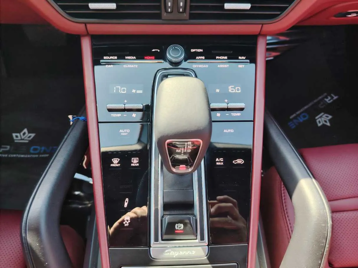 Car image 19