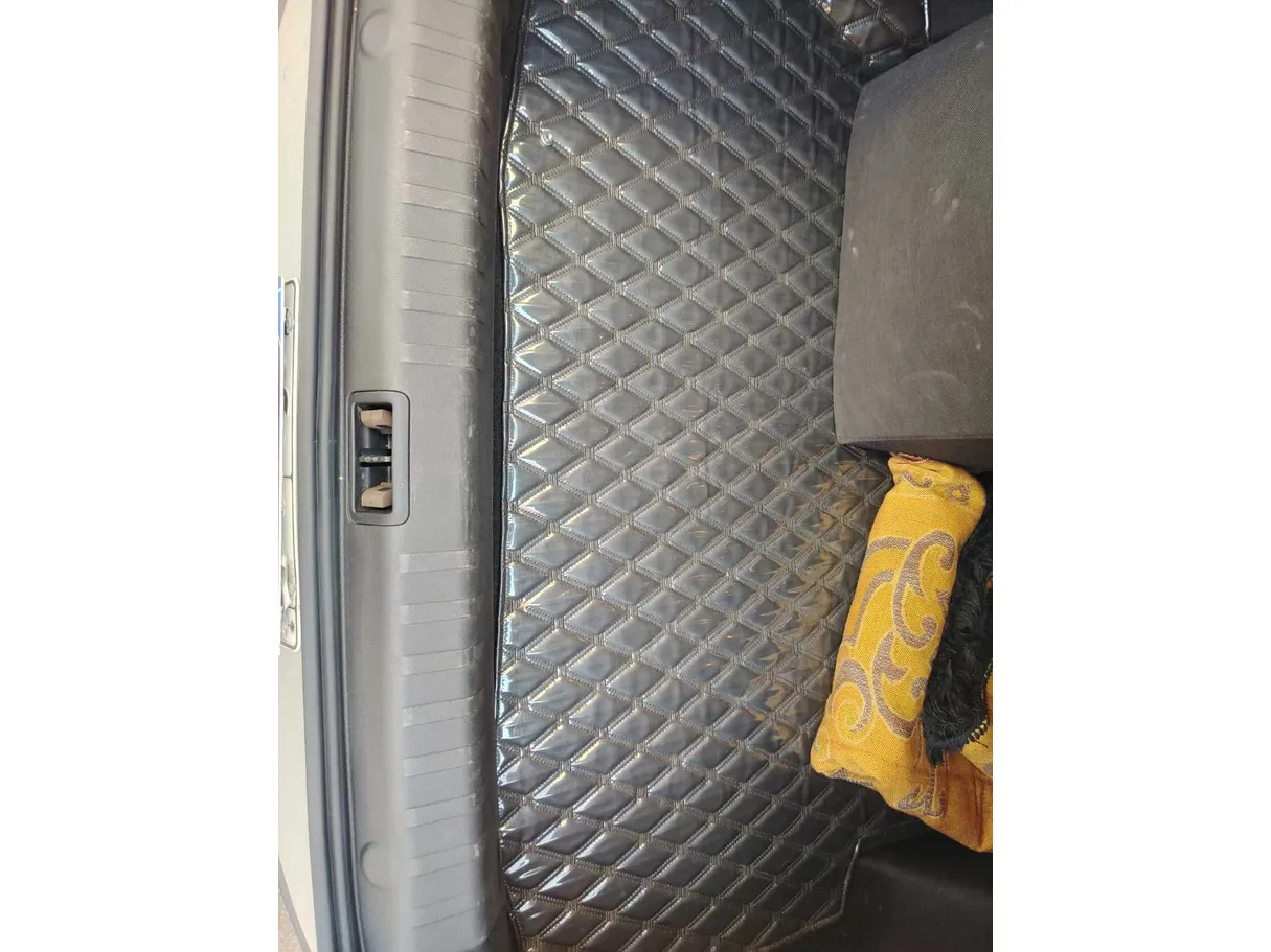 Car image 29