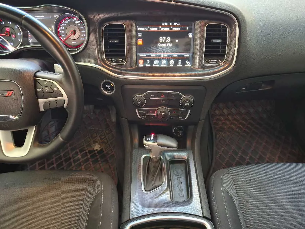 Car image 14