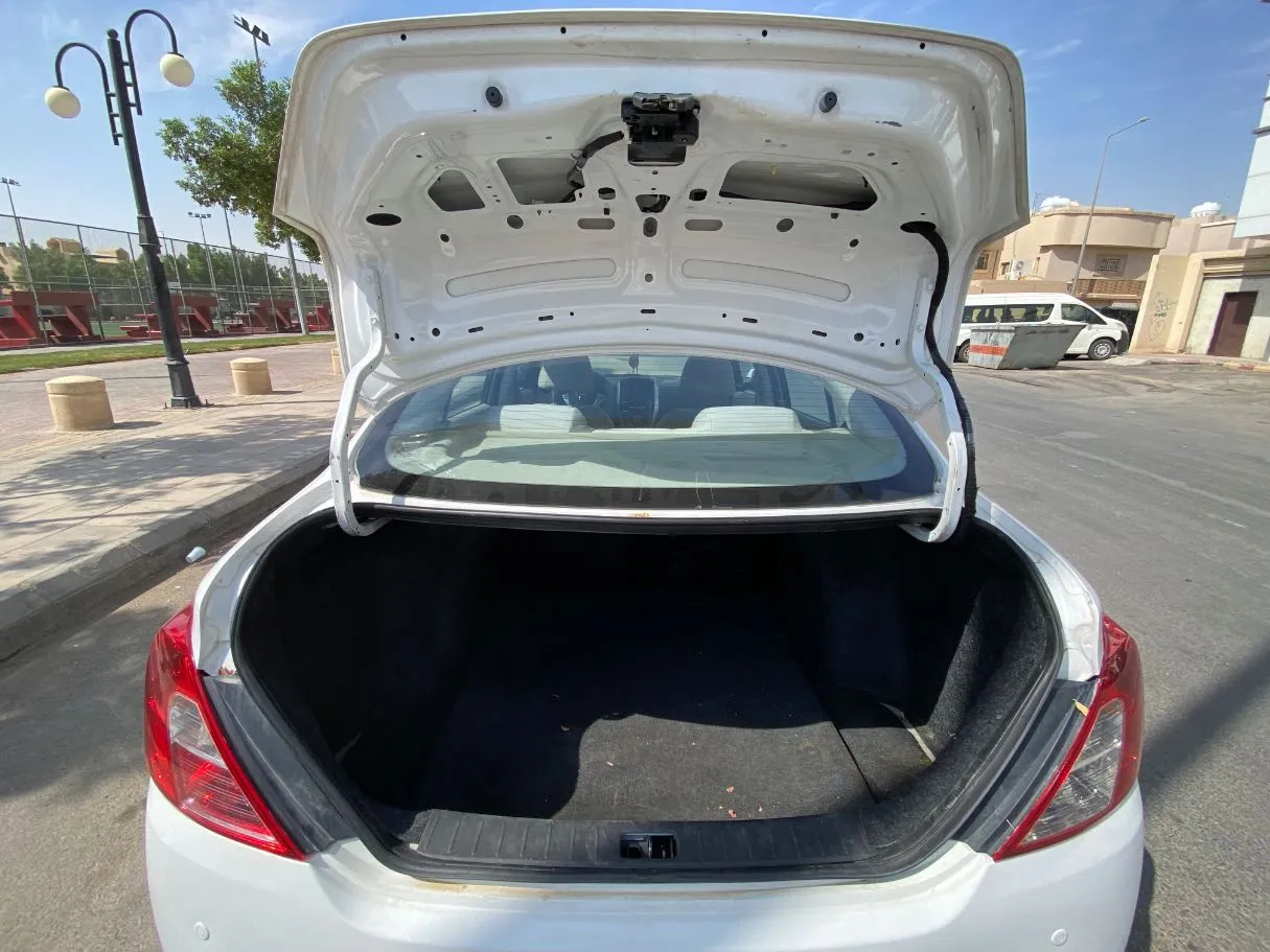 Car image 19