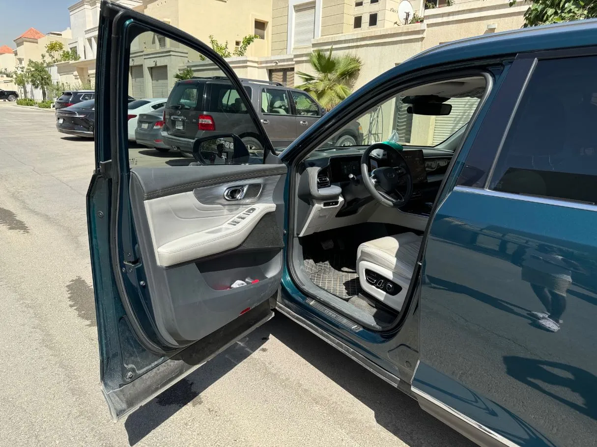 Car image 10