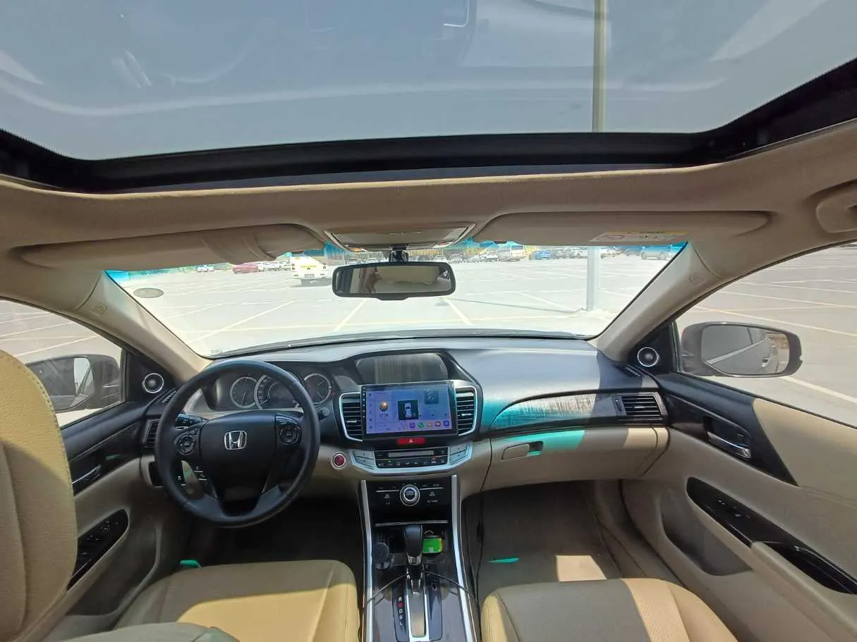 Car image 14