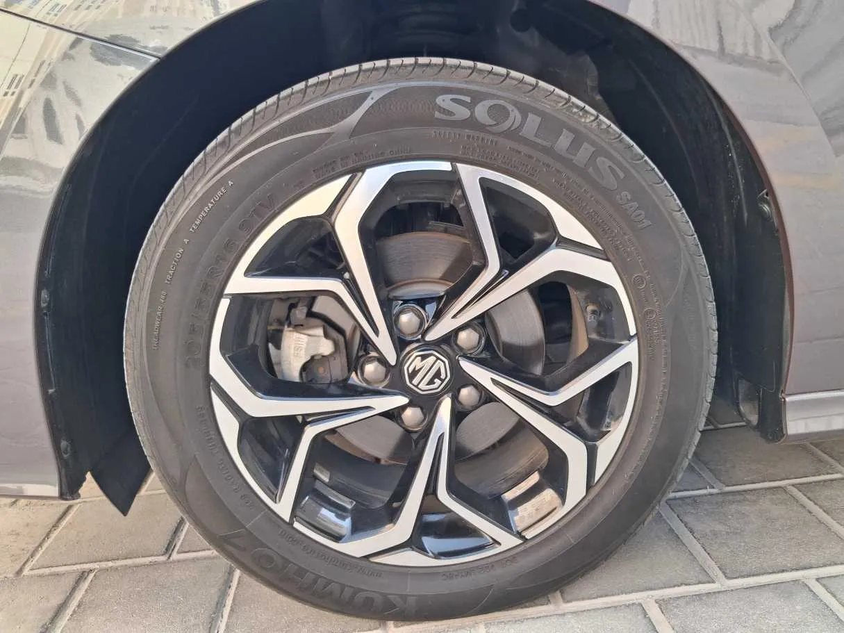 Car image 9