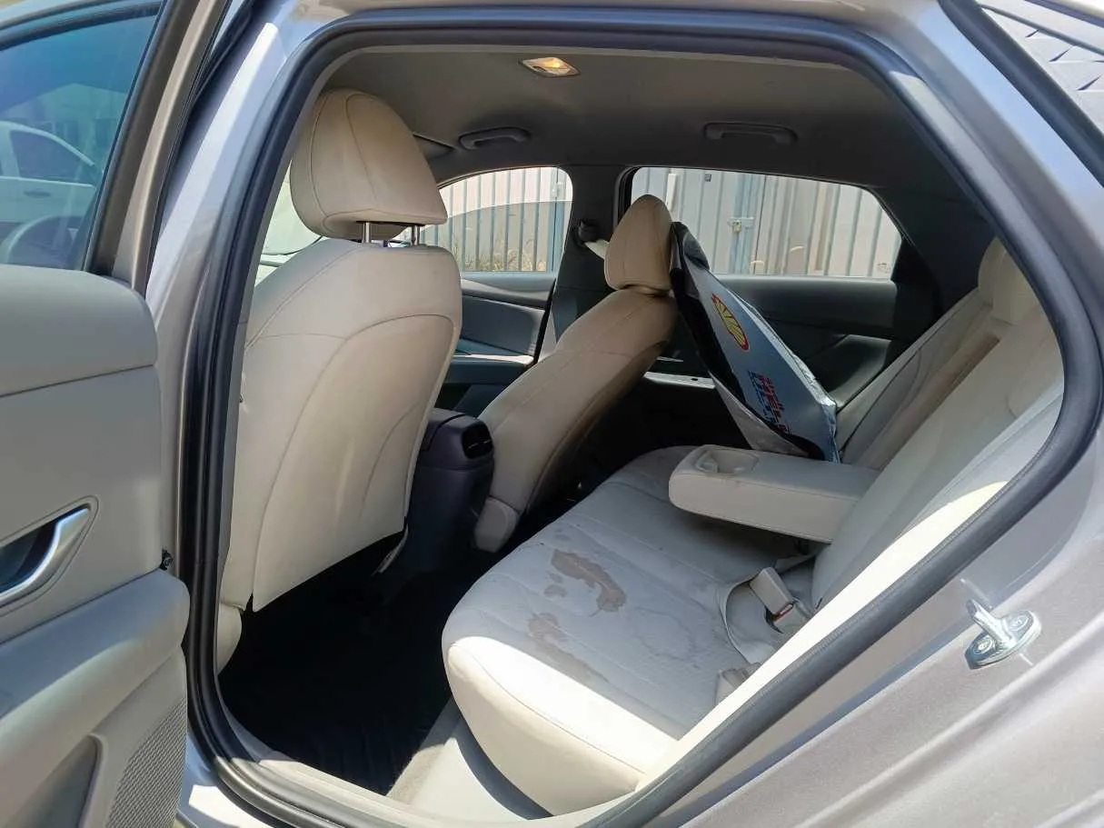 Car image 18