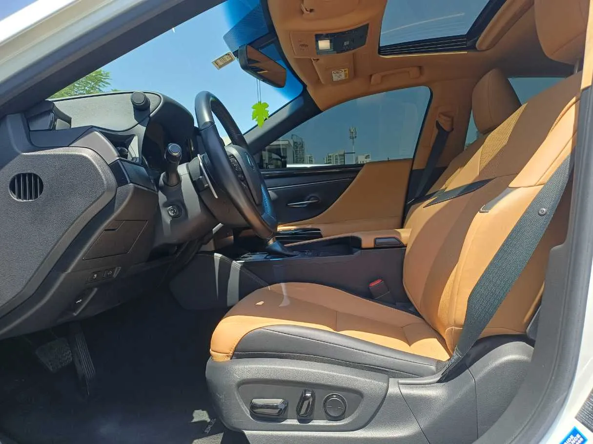Car image 12