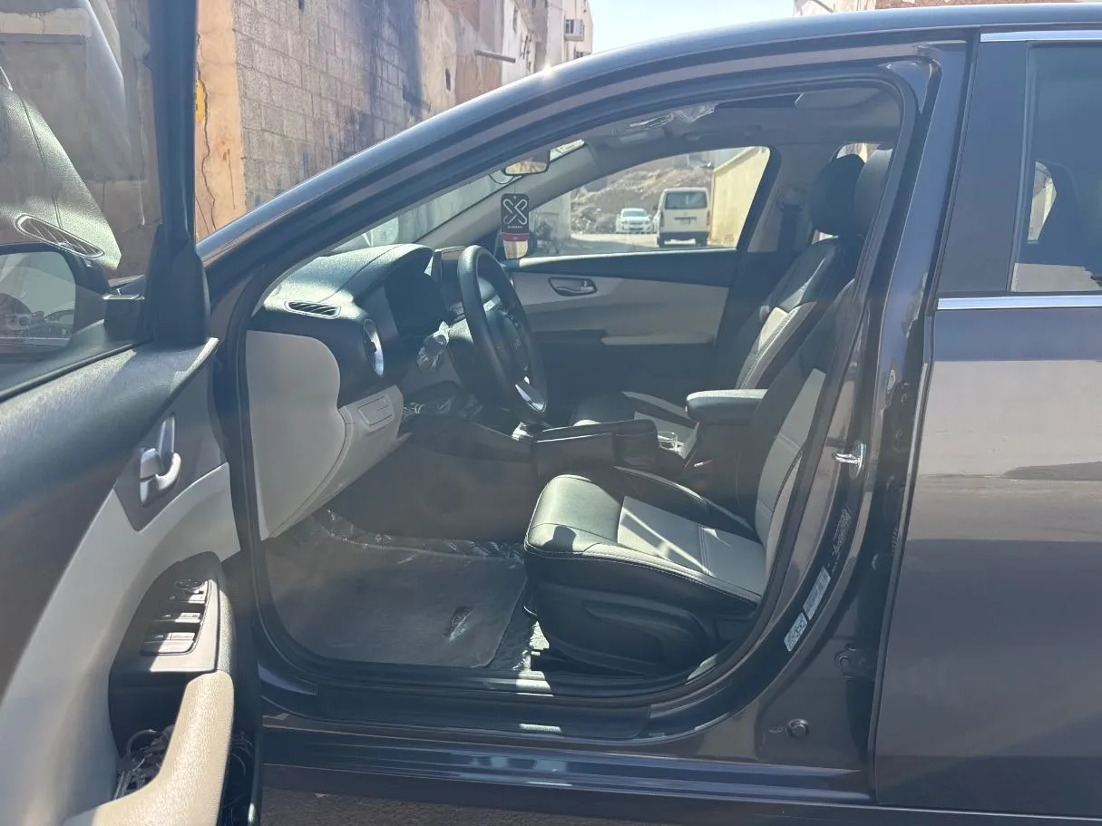 Car image 12