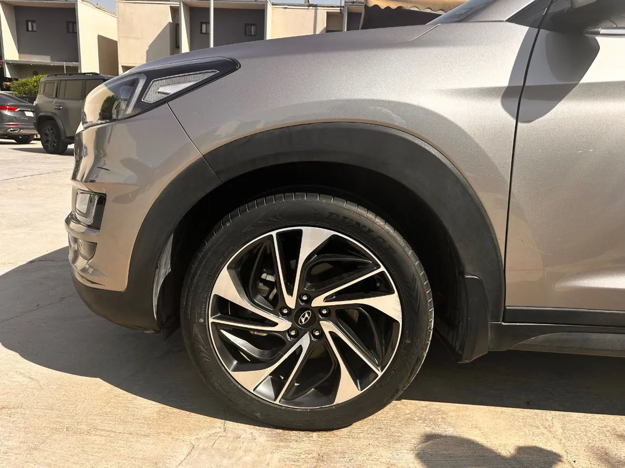 Car image 9