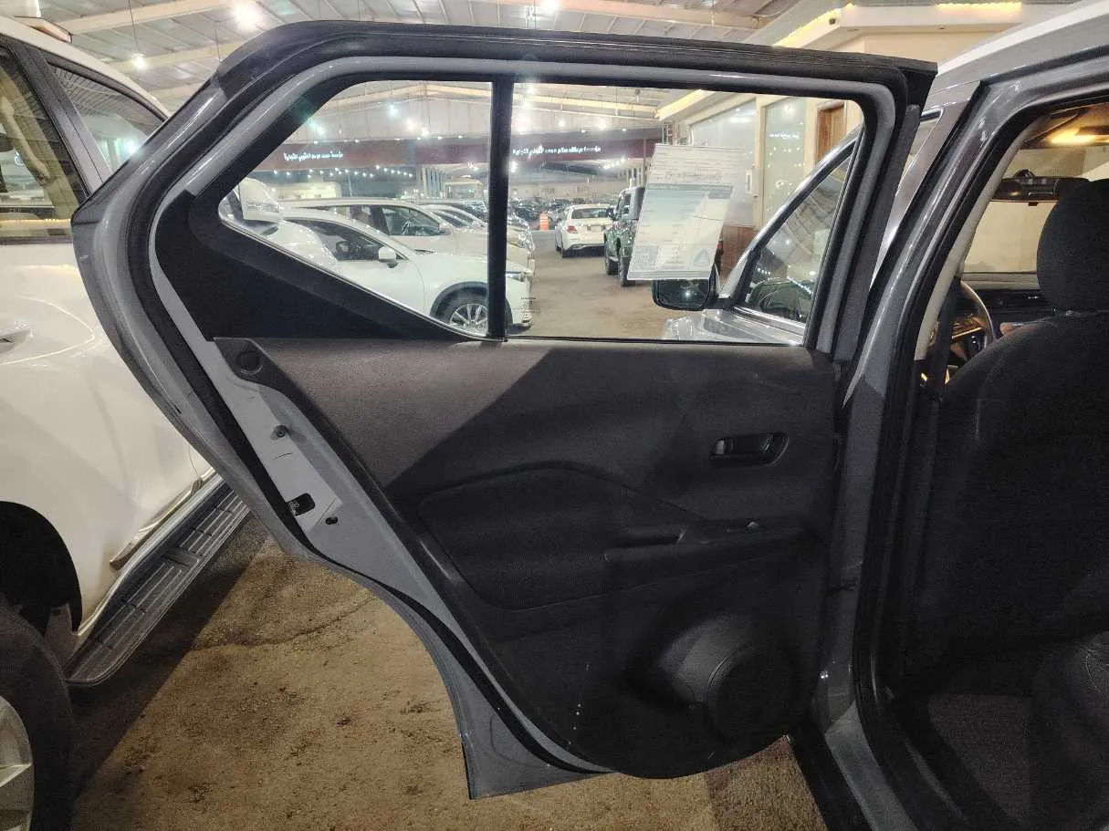 Car image 16