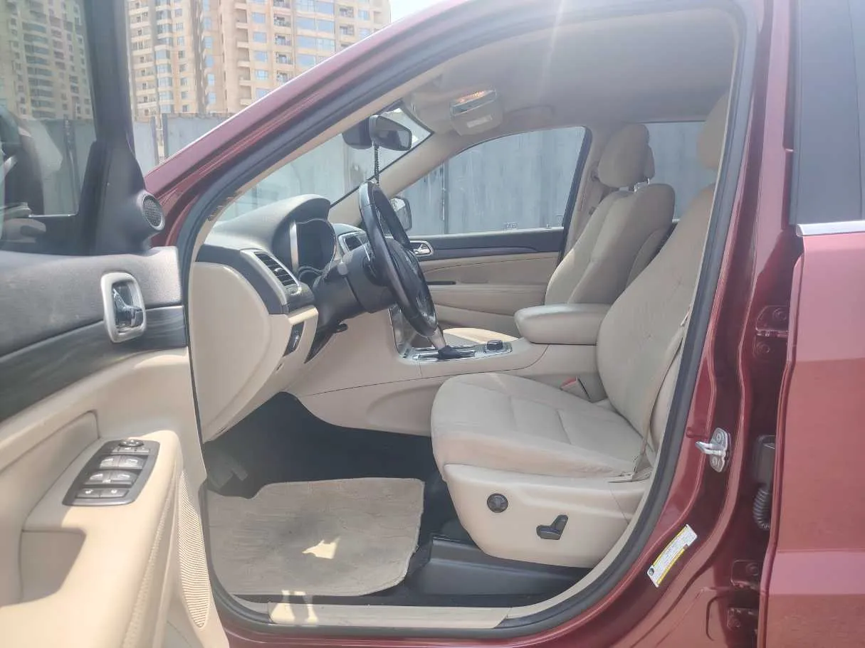 Car image 12