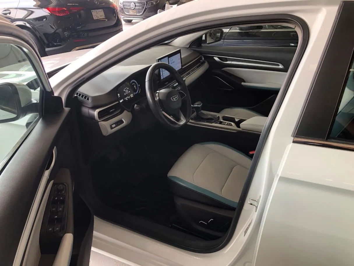 Car image 5