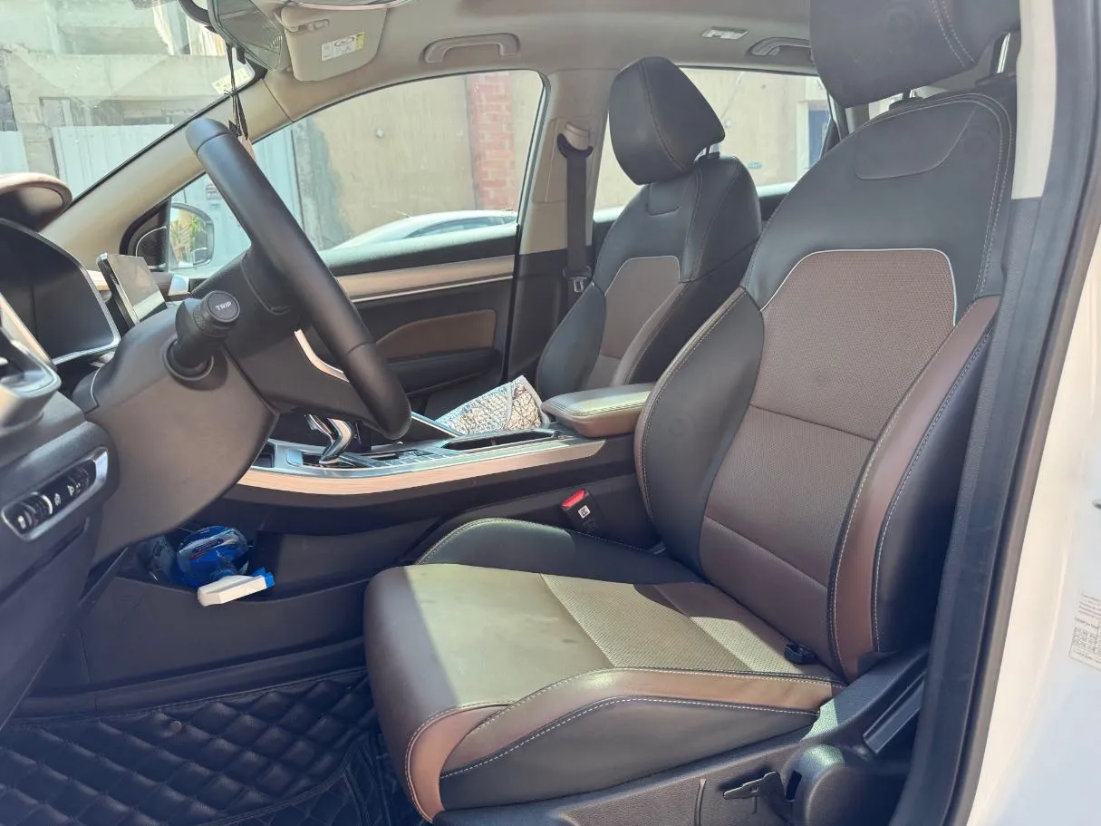 Car image 11