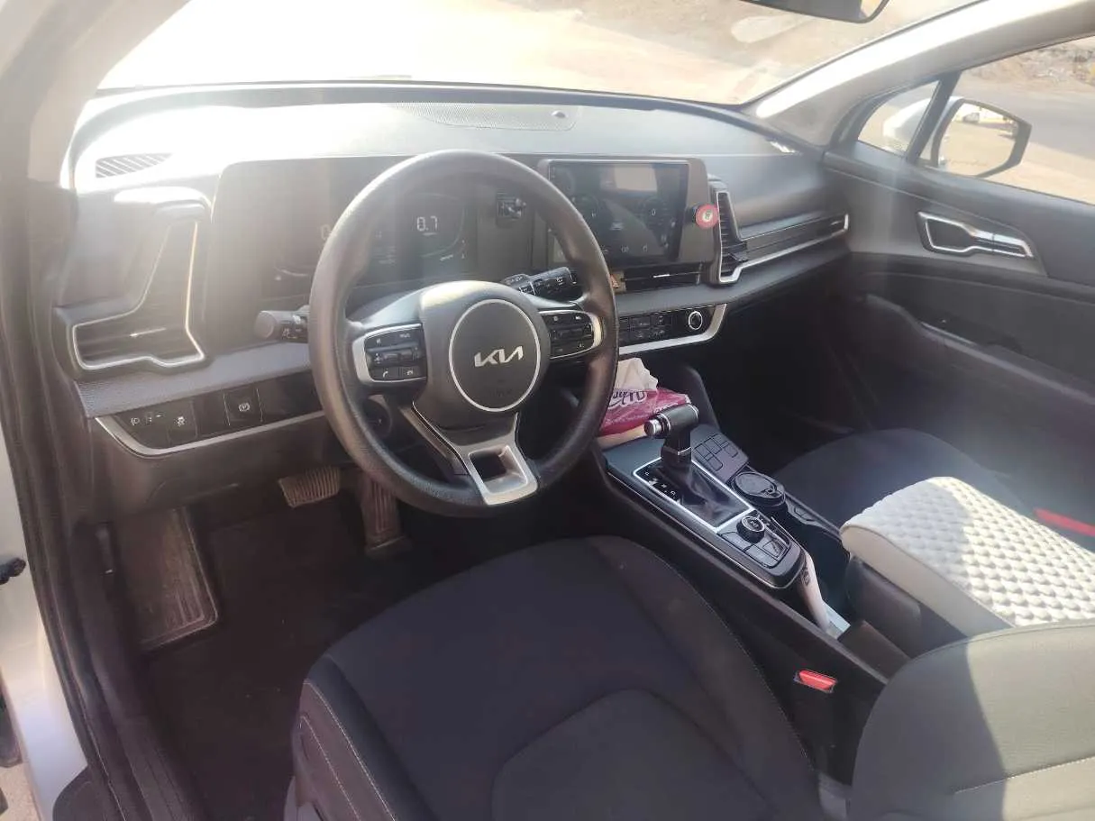 Car image 12