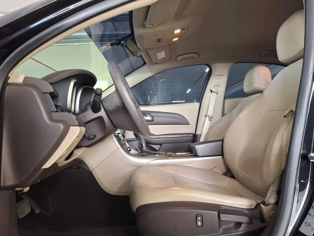 Car image 12