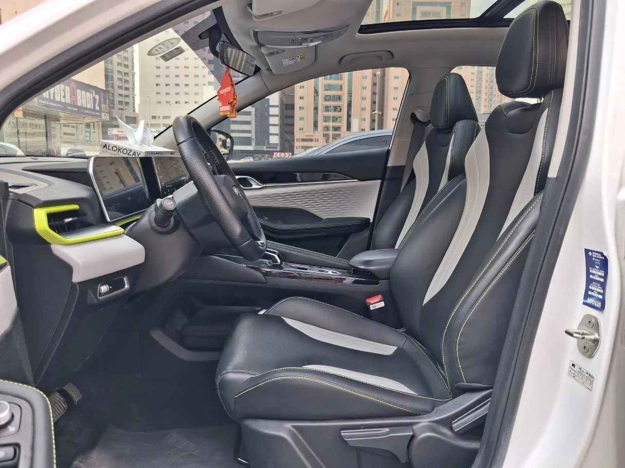 Car image 12