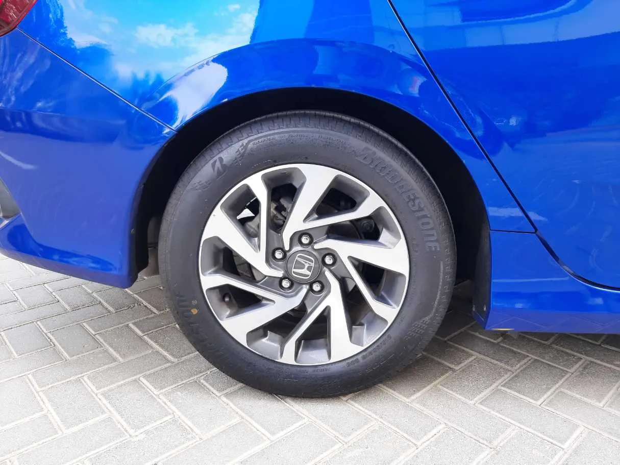 Car image 9