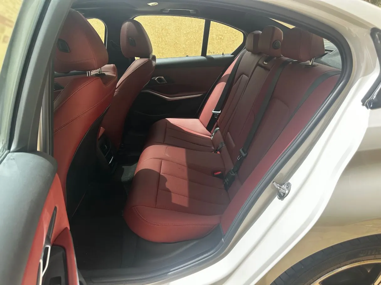 Car image 14