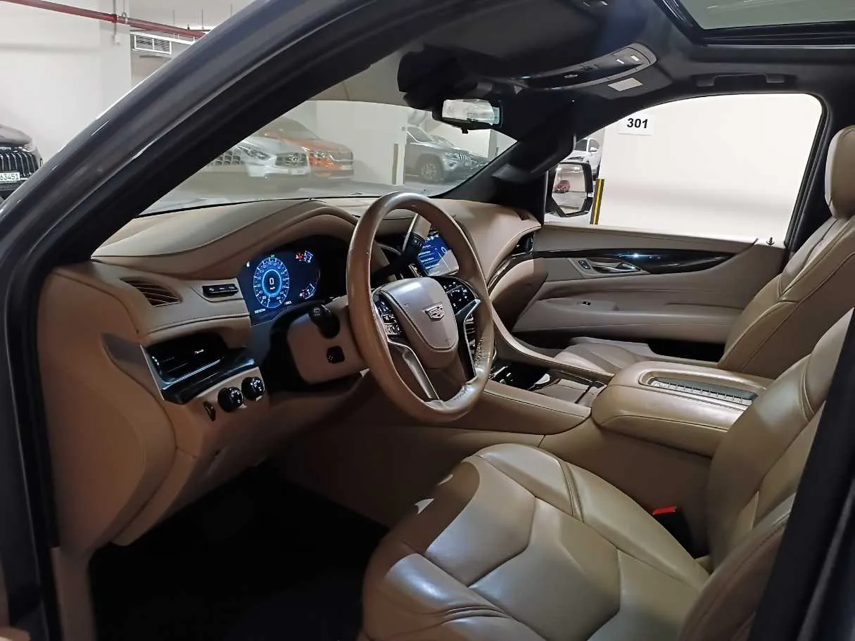 Car image 11