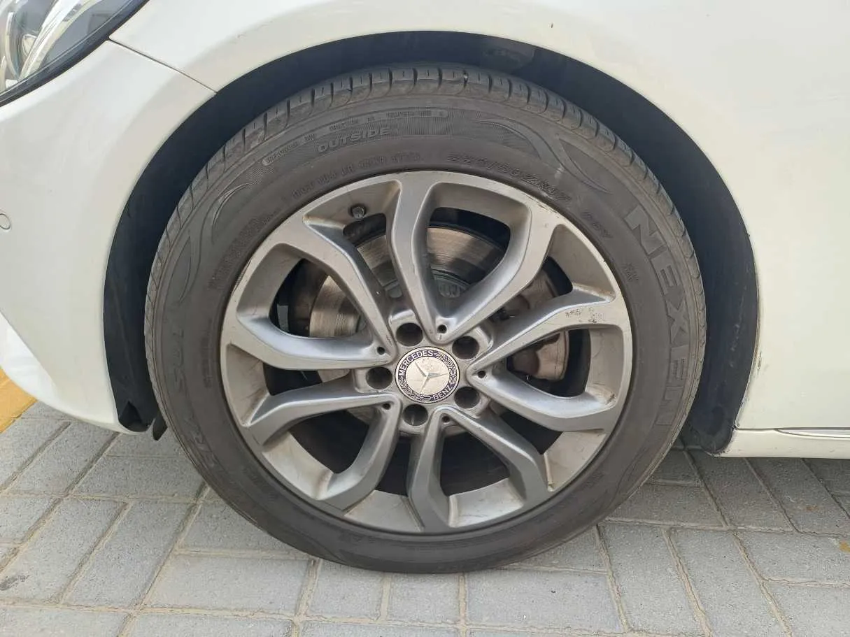 Car image 9
