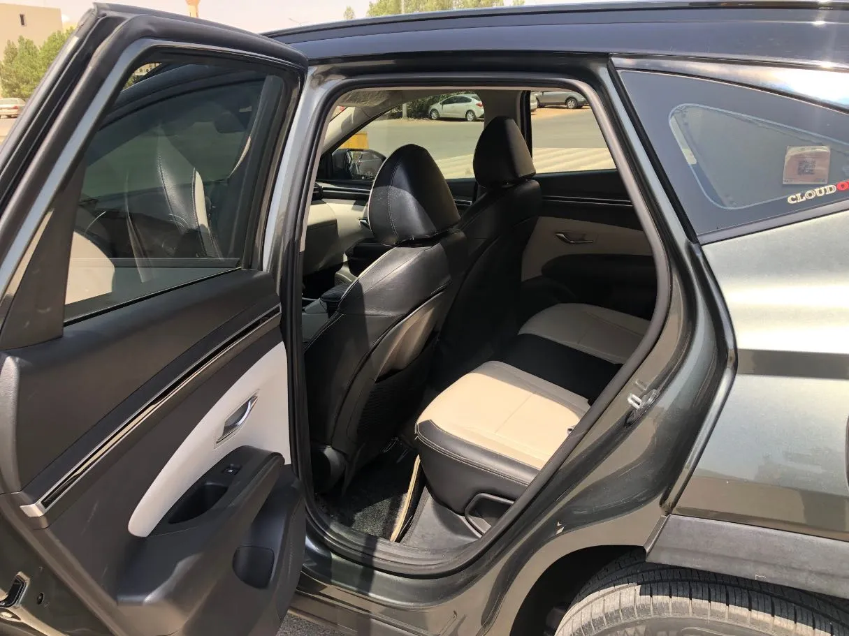 Car image 12