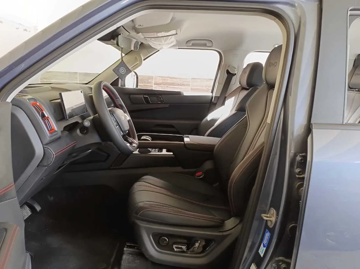 Car image 12