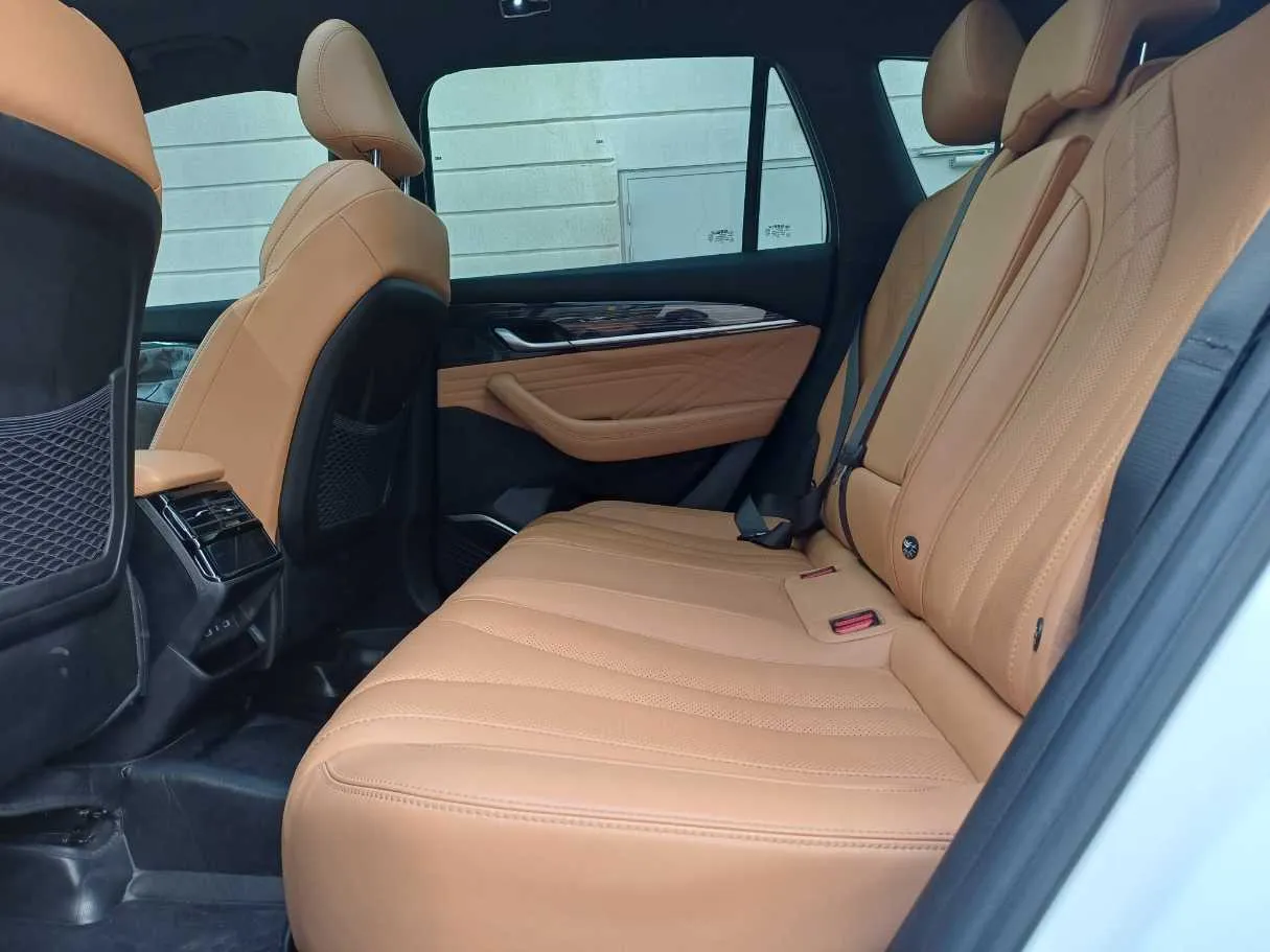 Car image 13
