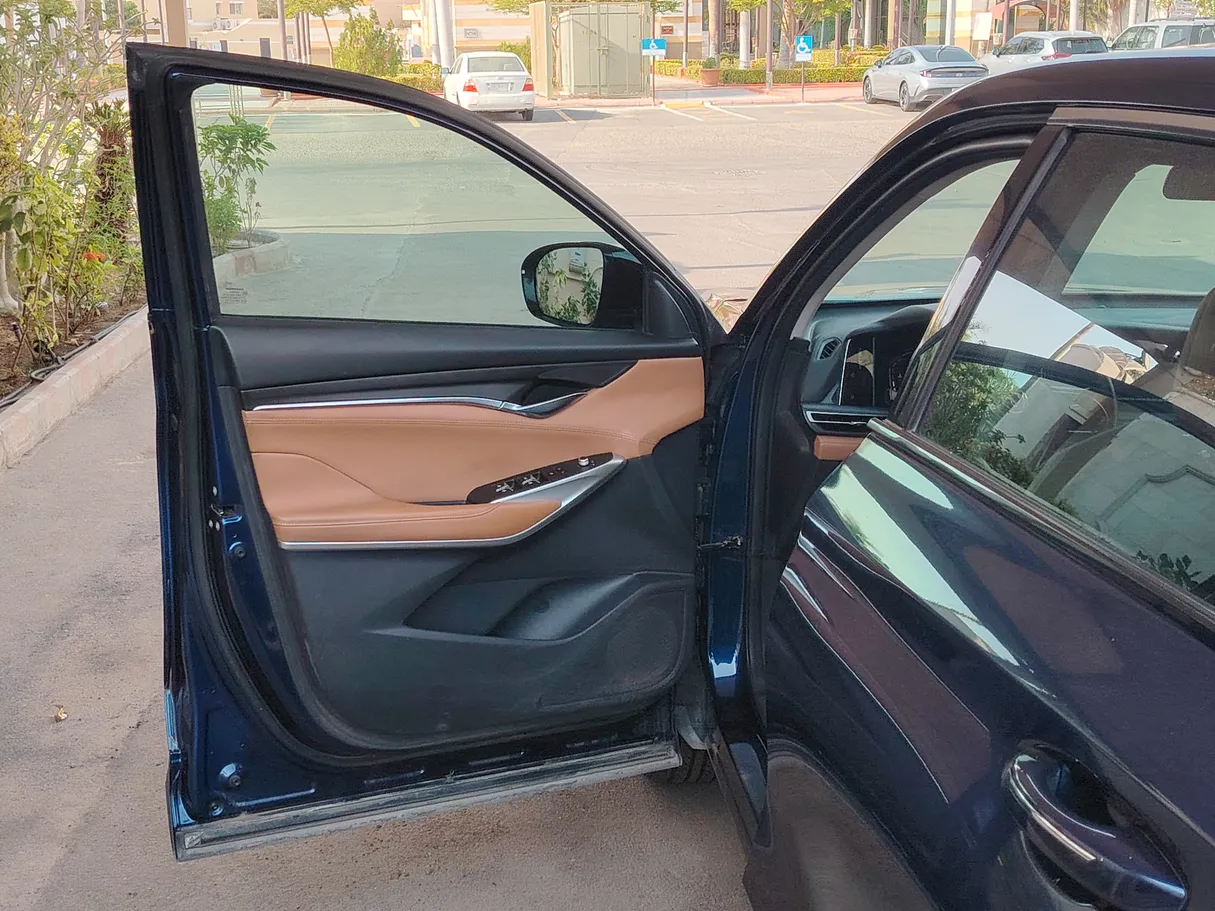 Car image 9