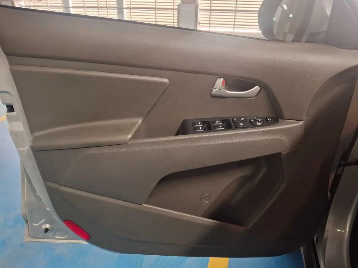 Car image 9