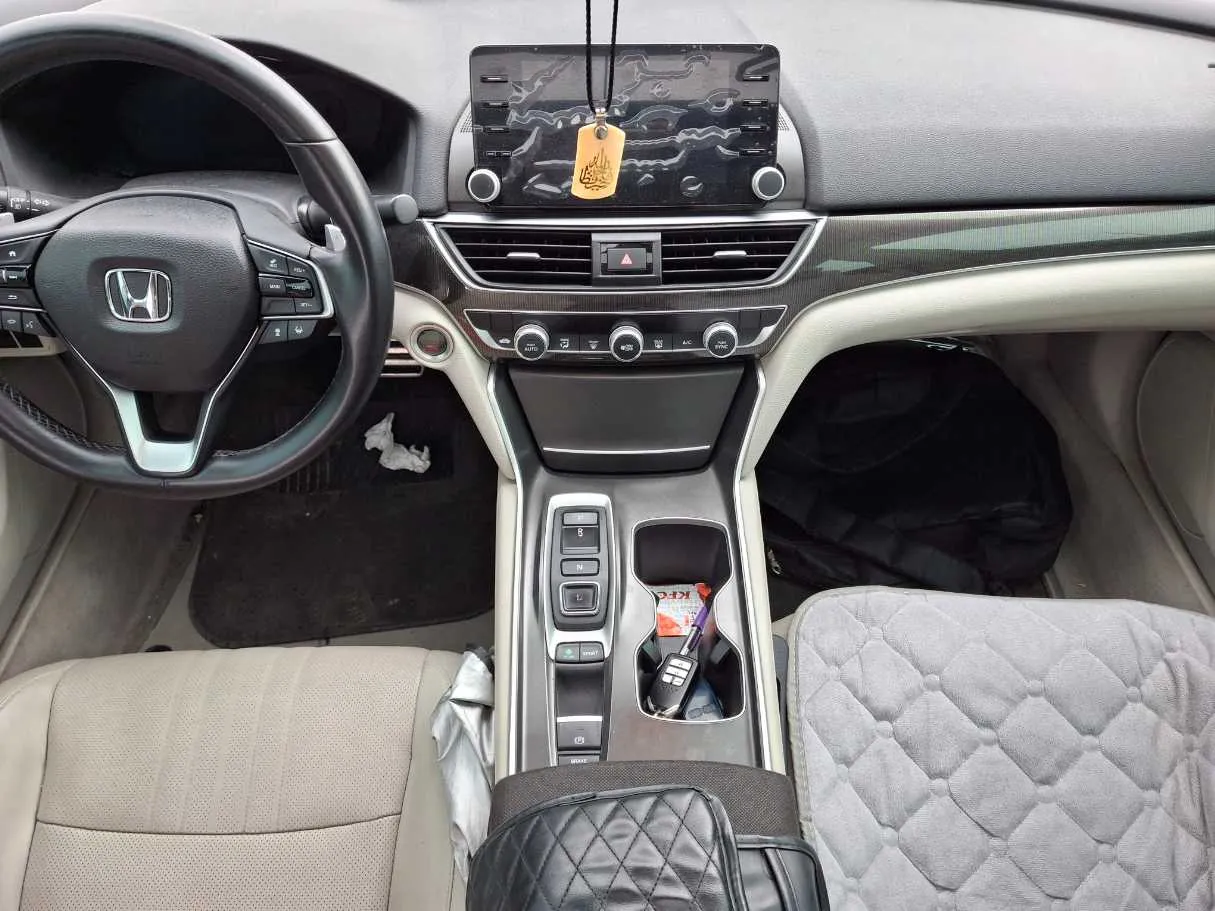 Car image 14