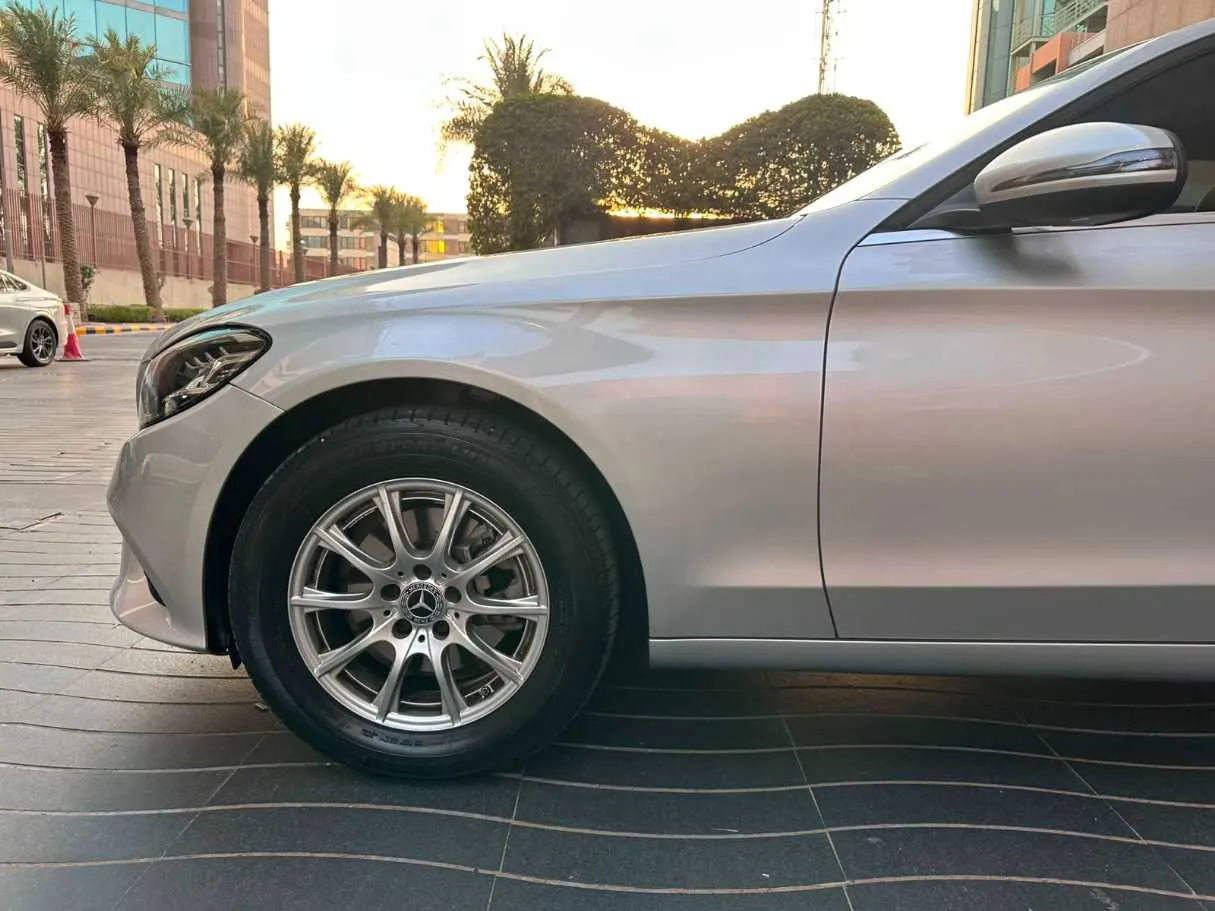 Car image 10