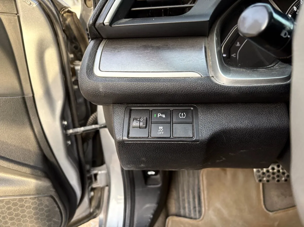 Car image 26