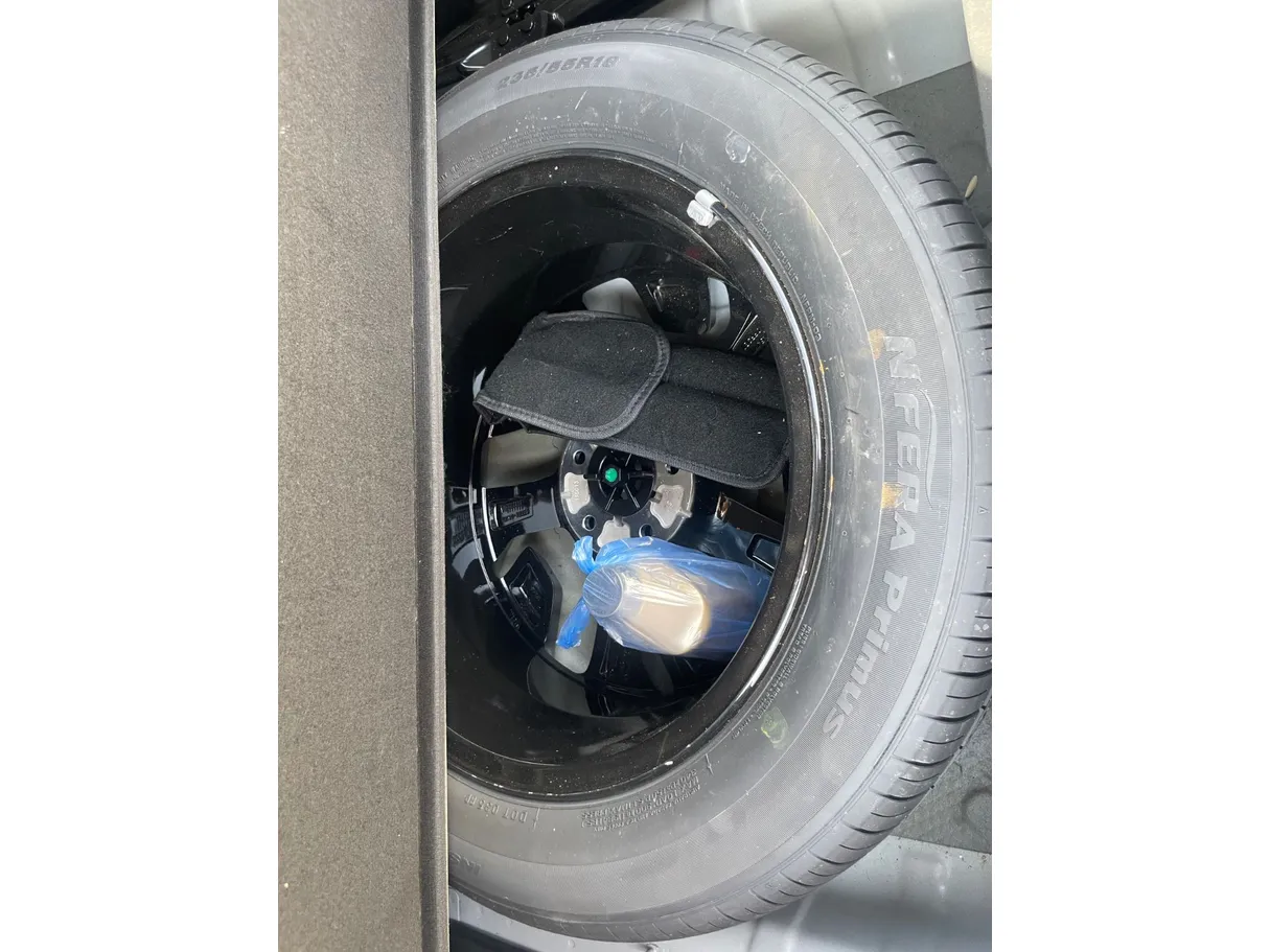 Car image 25