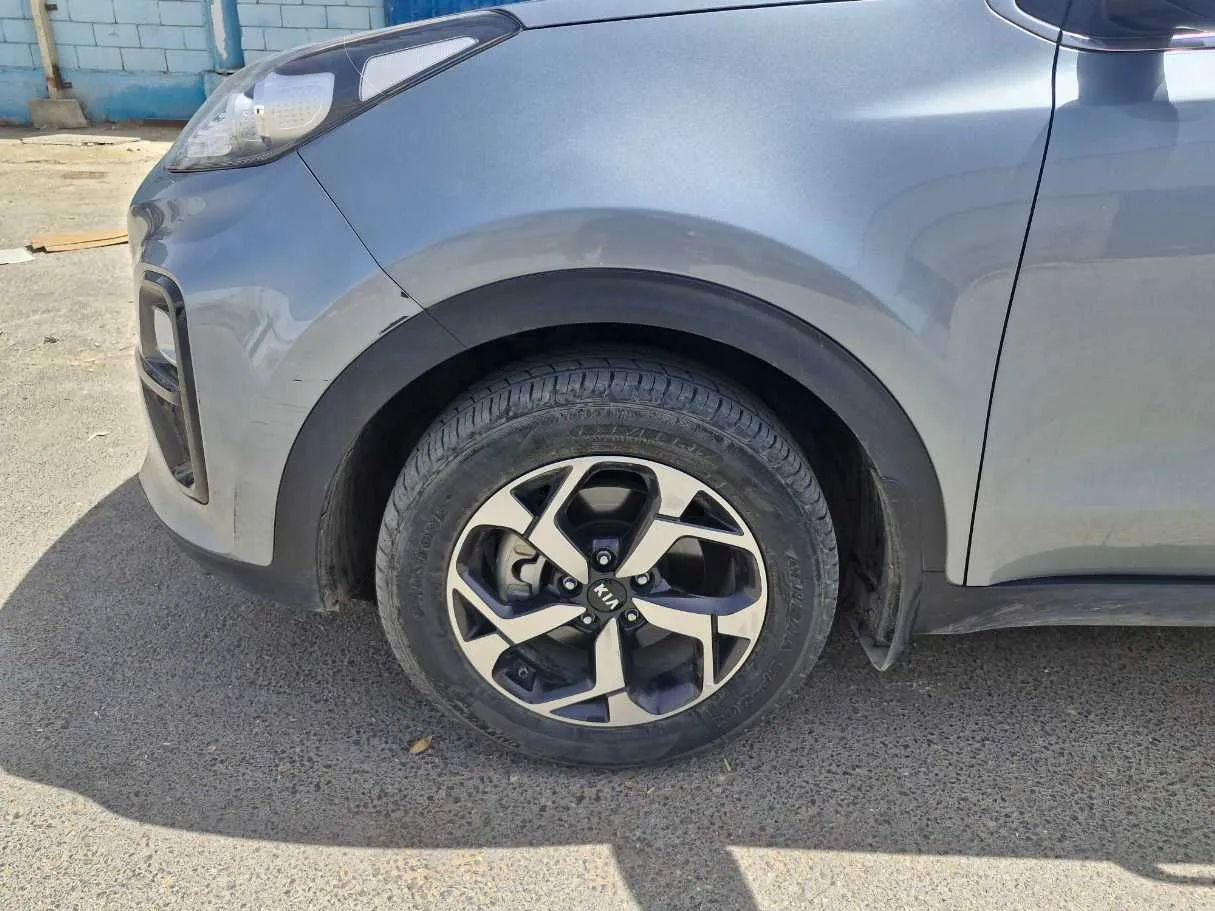 Car image 9