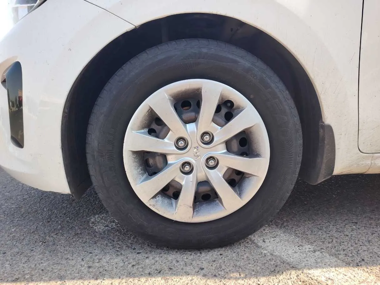 Car image 9