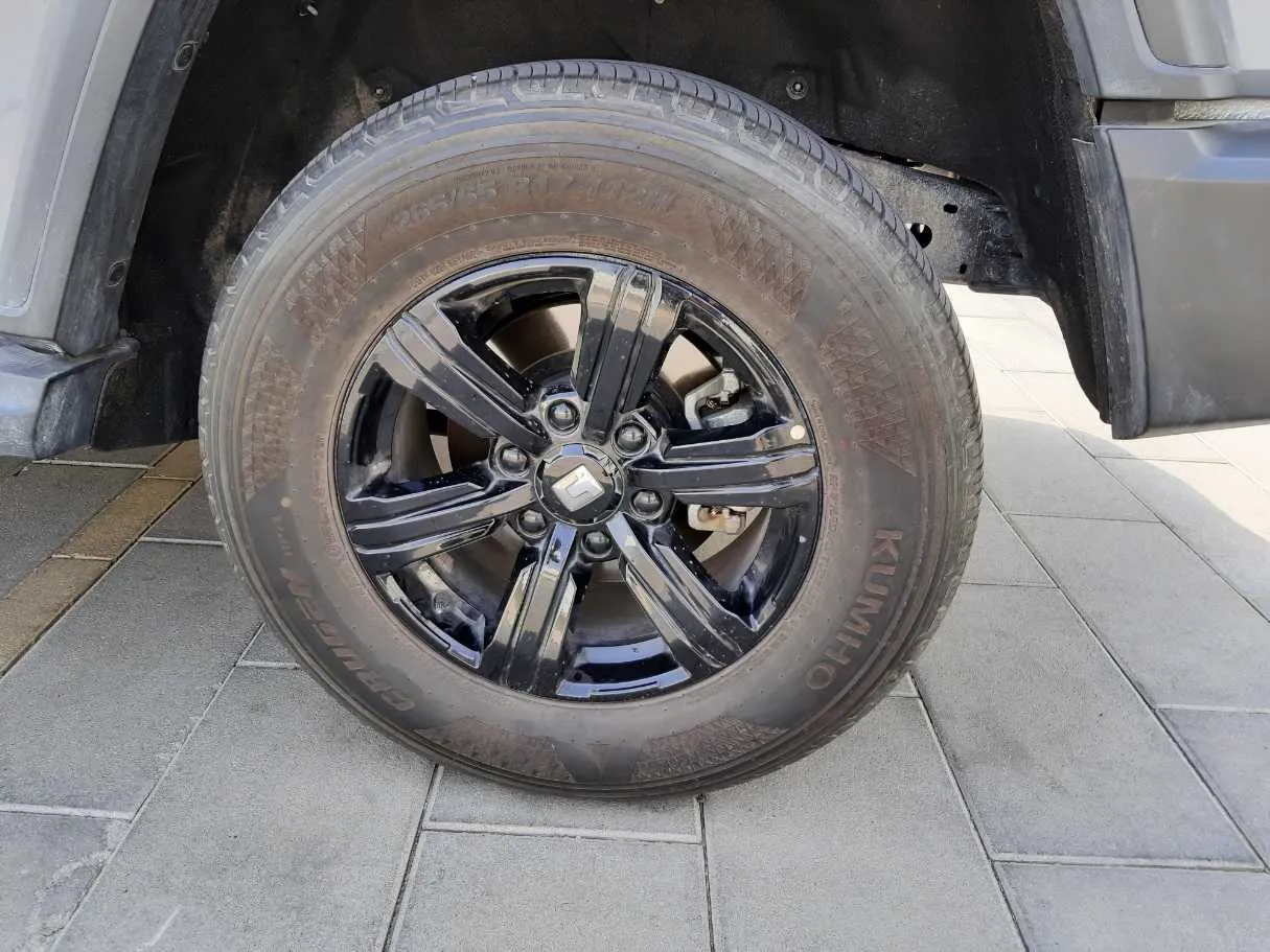 Car image 9