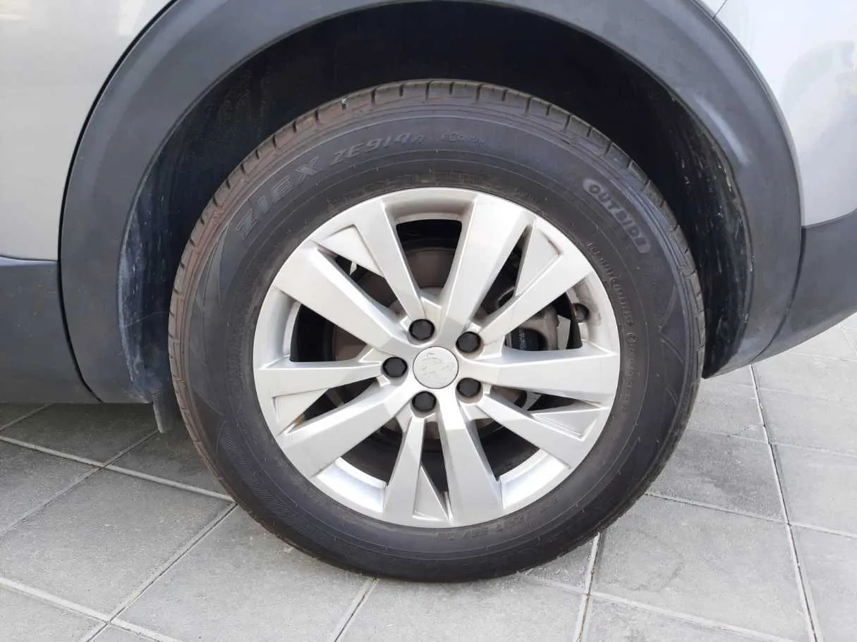 Car image 9