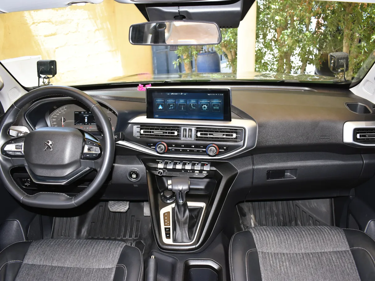 Car image 13
