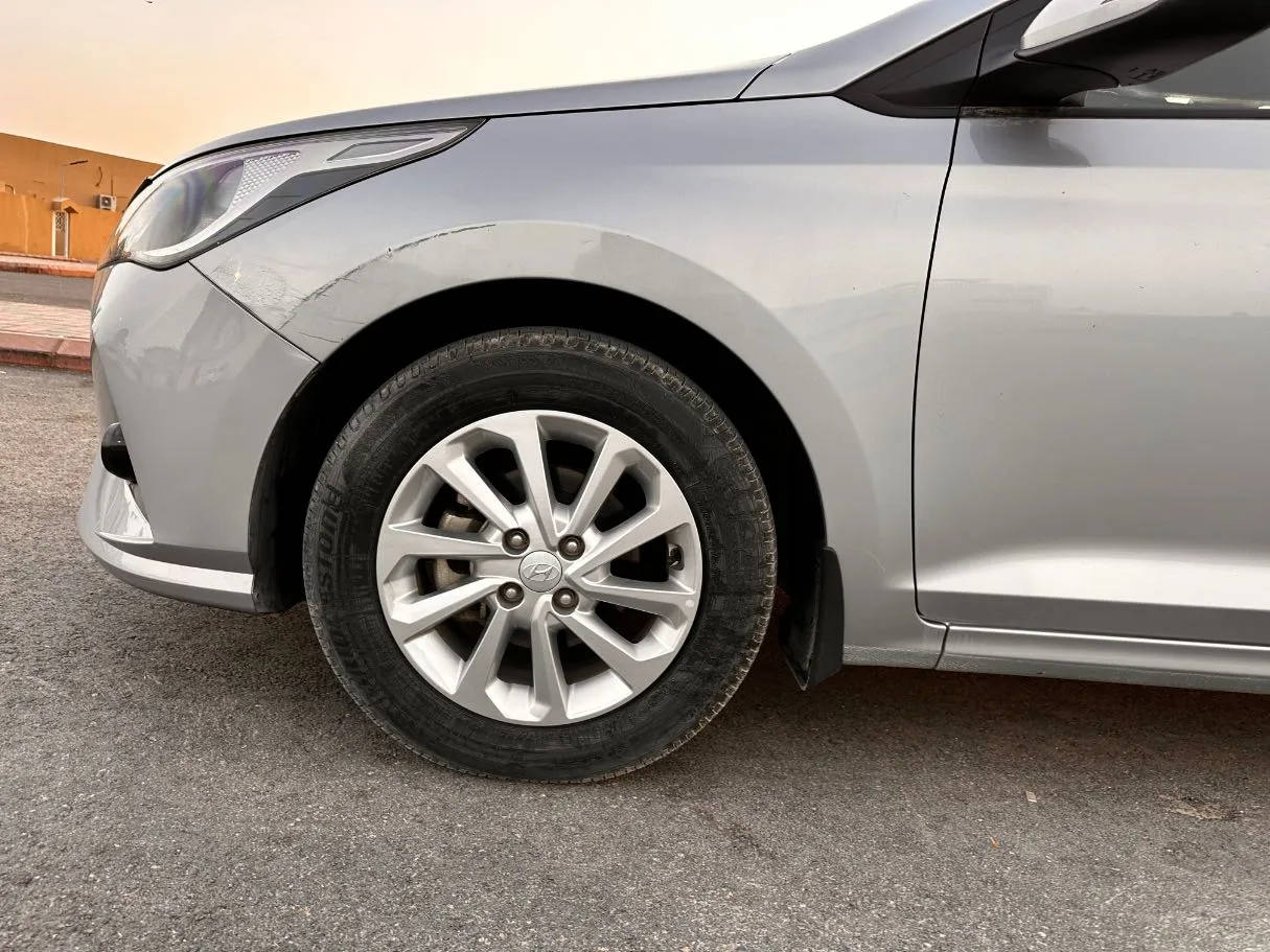 Car image 9