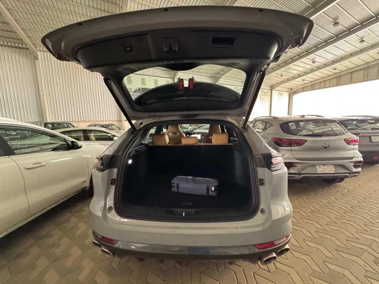 Car image 17