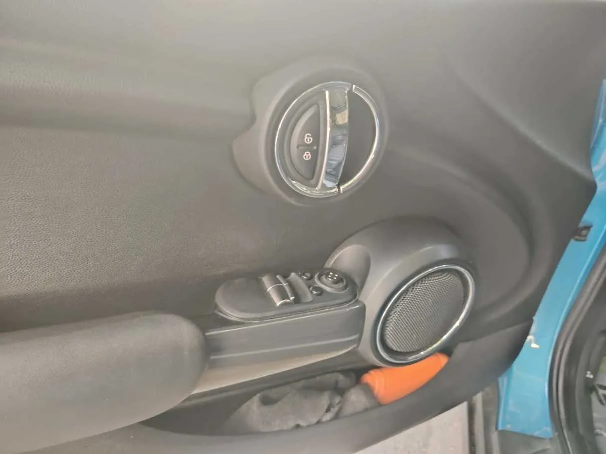 Car image 35