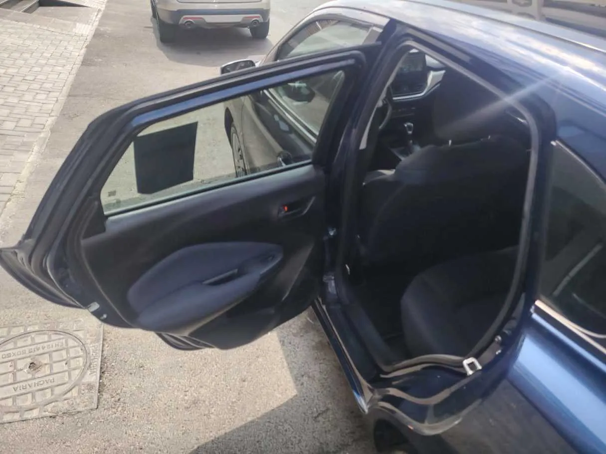 Car image 14