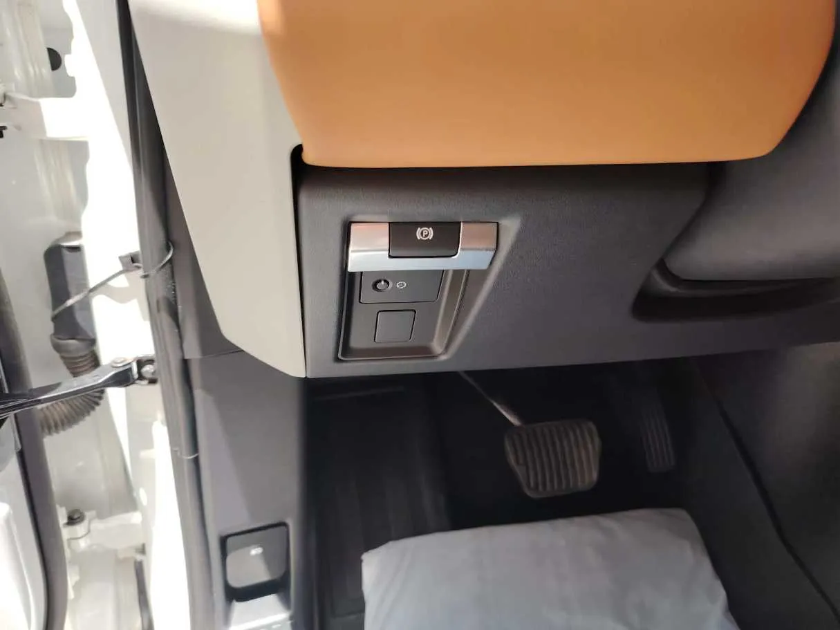 Car image 29