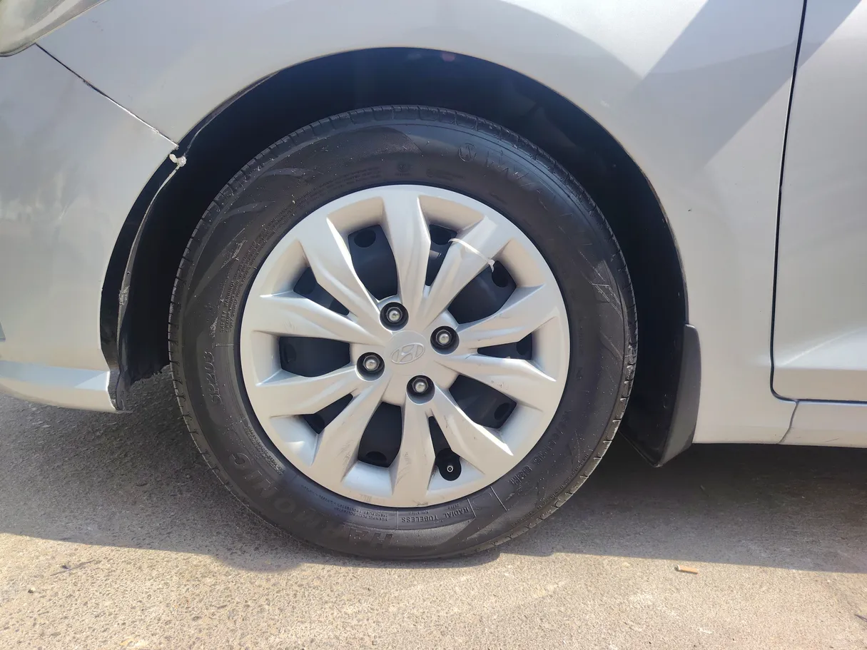Car image 10