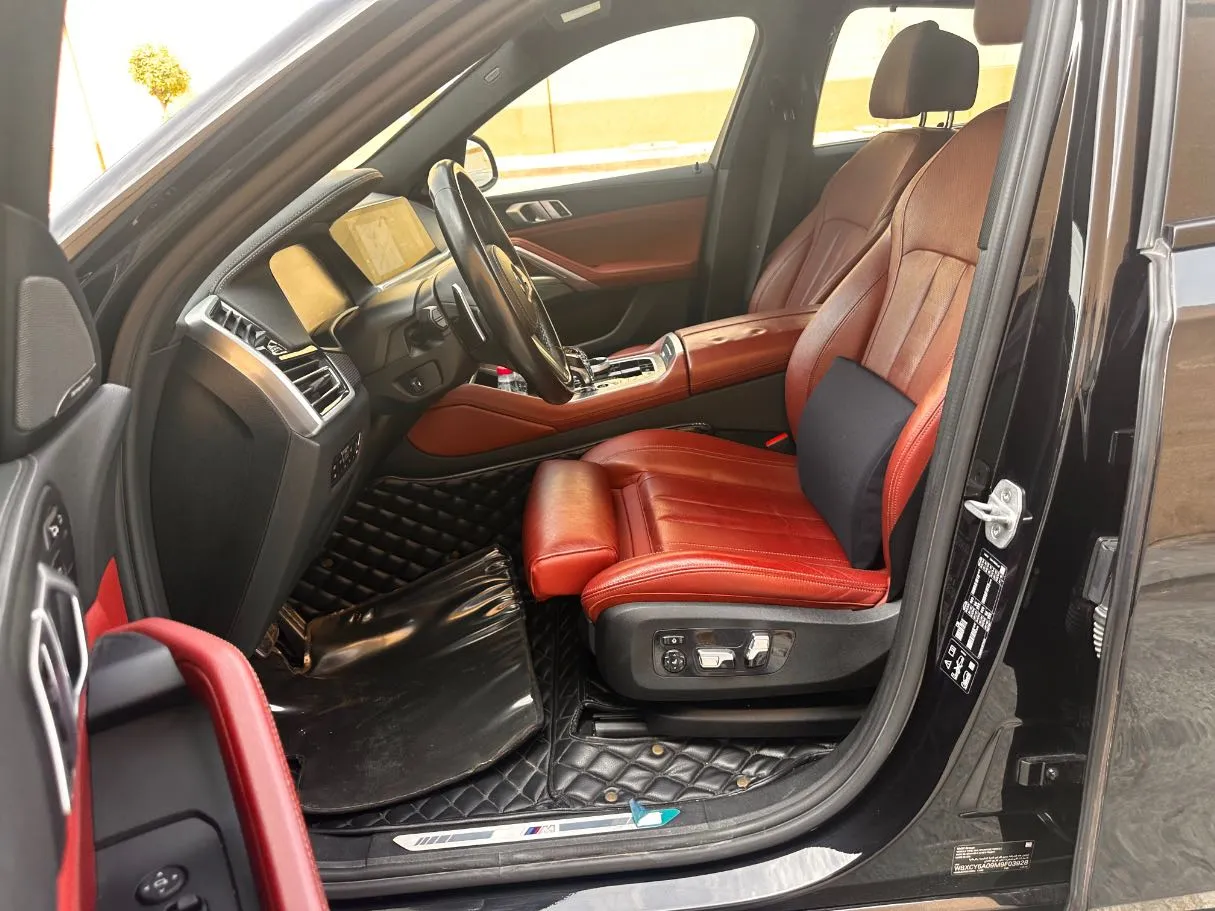 Car image 12
