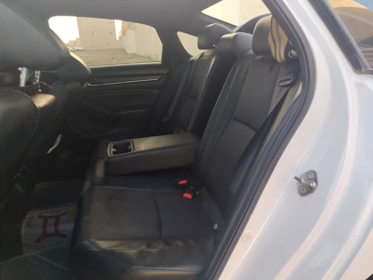 Car image 14