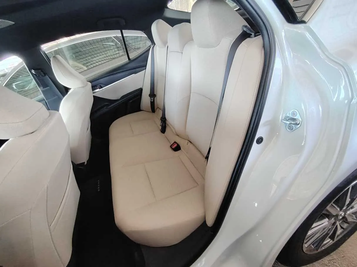 Car image 19